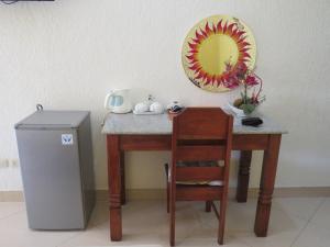mesa pequeña con espejo y silla en Malapascua Garden Resort, en Isla de Malapascua