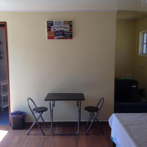 a table and two chairs in a room at Honey Hill View in San Andrés