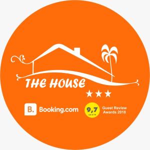een logo voor het huis met een huis en een palmboom bij The House in Tacna