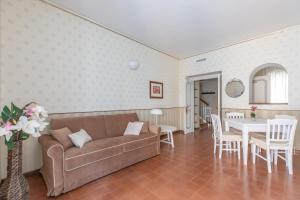 uma sala de estar com um sofá e uma mesa em Town House Roma em Roma