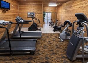 einen Fitnessraum mit mehreren Heimtrainern in einem Raum in der Unterkunft Arrowwood Resort at Cedar Shore in Oacoma