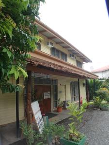 un edificio con una señal delante de él en Taklam Lodge And Tours, en Kokopo