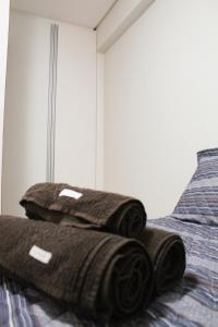 uma pilha de toalhas sentadas em cima de uma cama em Ira's Home II no Recife