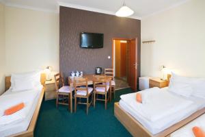 Giường trong phòng chung tại Pytloun Self Check-in Hotel Liberec