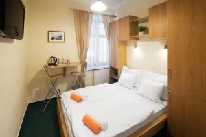 Giường trong phòng chung tại Pytloun Self Check-in Hotel Liberec