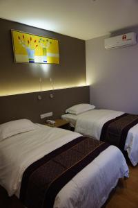 Postel nebo postele na pokoji v ubytování Super 8 Hotel @ Bayan Baru