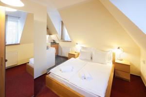 Giường trong phòng chung tại Pytloun Self Check-in Hotel Liberec