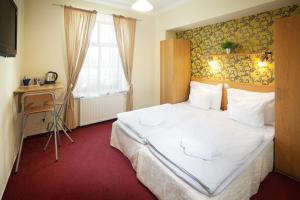Giường trong phòng chung tại Pytloun Self Check-in Hotel Liberec