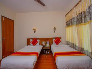 Uma cama ou camas num quarto em Hotel Garuda Inn
