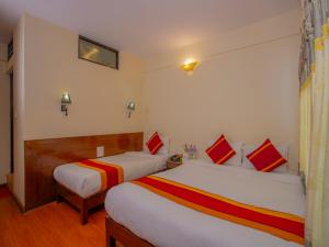 Uma cama ou camas num quarto em Hotel Garuda Inn
