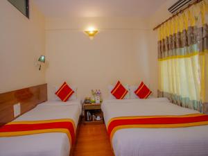 Uma cama ou camas num quarto em Hotel Garuda Inn