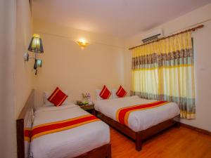 Uma cama ou camas num quarto em Hotel Garuda Inn