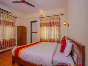 Uma cama ou camas num quarto em Hotel Garuda Inn