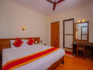 Uma cama ou camas num quarto em Hotel Garuda Inn