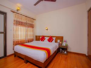 Uma cama ou camas num quarto em Hotel Garuda Inn