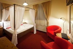 Giường trong phòng chung tại Pytloun Self Check-in Hotel Liberec