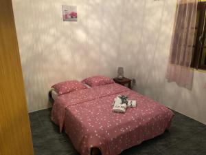 מיטה או מיטות בחדר ב-Location saisonniere villa l arosatier