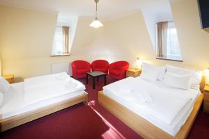 Giường trong phòng chung tại Pytloun Self Check-in Hotel Liberec