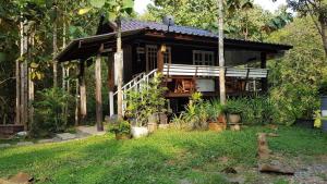 a house in the middle of a yard at Samnaree Garden House in Ban Phae Mai