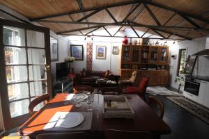ein Wohnzimmer mit einem Holztisch und Stühlen in der Unterkunft Lily's Farm Studio in Glenlyon