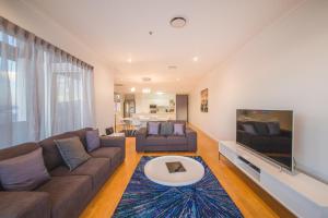 Μια τηλεόραση ή/και κέντρο ψυχαγωγίας στο Edge Apartment Hotel +23 φωτογραφίες