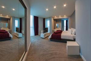 Voodi või voodid majutusasutuse Opera Suite Hotel toas
