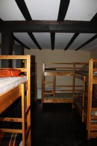Poschodová posteľ alebo postele v izbe v ubytovaní Hikers Hostel