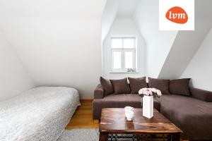 Una sala de estar con un sofá y una mesa de café. en Villa Lehe Ranna Apartment, en Pärnu