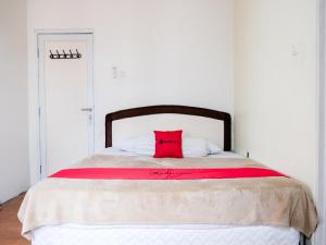 Ένα ή περισσότερα κρεβάτια σε δωμάτιο στο RedDoorz near Kebun Raya Bogor 2