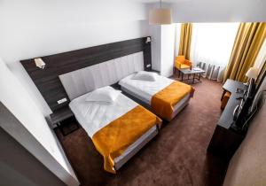 ein Hotelzimmer mit 2 Betten in einem Zimmer in der Unterkunft Hotel Europeca in Craiova