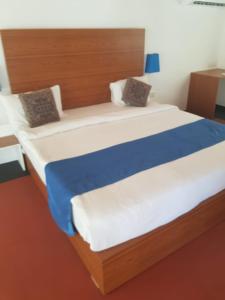 Un pat sau paturi într-o cameră la Flyzone Seashell Cottages Only For Indian Nationals with valid entry permit