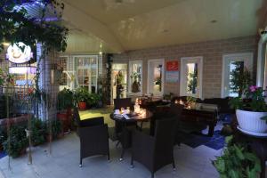 un ristorante con tavolo, sedie e piante di Avica Homestay a Wujie