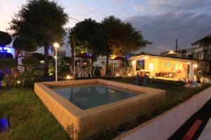una piscina in un cortile di notte di Avica Homestay a Wujie