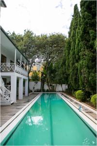 ein Swimmingpool vor einem Haus in der Unterkunft Sandton Farmhouse in Johannesburg