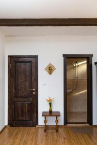 Una habitación con una puerta y una mesa con flores. en Андреева къща en Zlatograd