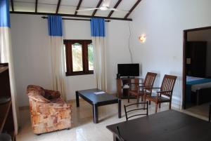 فيلا سوجيواني في نيجومبو: غرفة معيشة مع أريكة وكراسي وطاولة