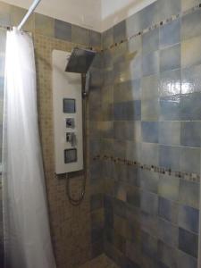La salle de bains est pourvue d'une douche avec rideau de douche. dans l'établissement B&B Milena, à Sava