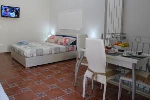 Cette petite chambre comprend un lit, une table et une salle à manger. dans l'établissement B&B Milena, à Sava