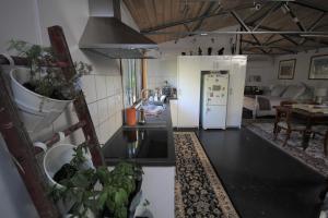 cocina con fregadero y nevera en una habitación en Lily's Farm Studio, en Glenlyon