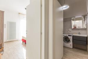 a living room with a washing machine and a sink at Martina, Bologna by Short Holidays in Bologna