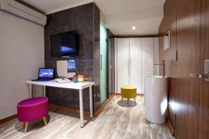 a room with a desk and a tv at Duo Galata Hotel in Istanbul
