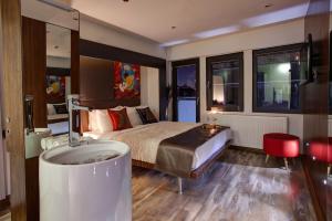 イスタンブールにあるデュオ ガラタ ホテルのベッドとバスタブ付きのホテルルームです。