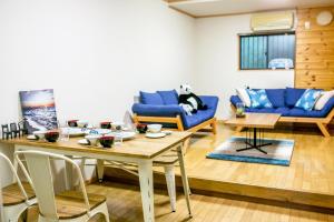 Χώρος καθιστικού στο Atami Ajiro House貸切温泉宿 +35 φωτογραφίες