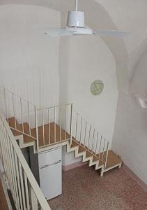 - un escalier dans une maison dotée d'un plafond blanc dans l'établissement Casetta di paese, à Matino