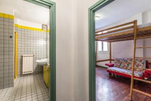 Ett badrum på Unione, Bologna by Short Holidays
