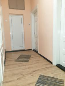 um quarto vazio com uma porta e um piso de madeira em ВАЛЕНТИНО em Vratsa