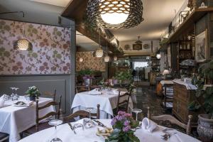 Da ö Vittorio SRL餐厅或其他用餐的地方