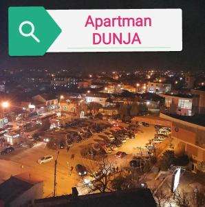 eine Stadt in der Nacht mit einem Schild, das argentinische Duruna liest in der Unterkunft Apartman DUNJA in Vranje