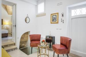 A seating area at Amatè Suite