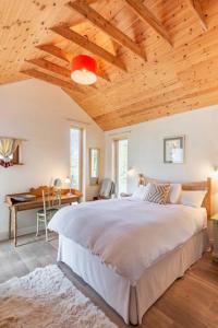 um quarto com uma cama grande e um tecto em madeira em Kenmare Eco Lodge em Kenmare